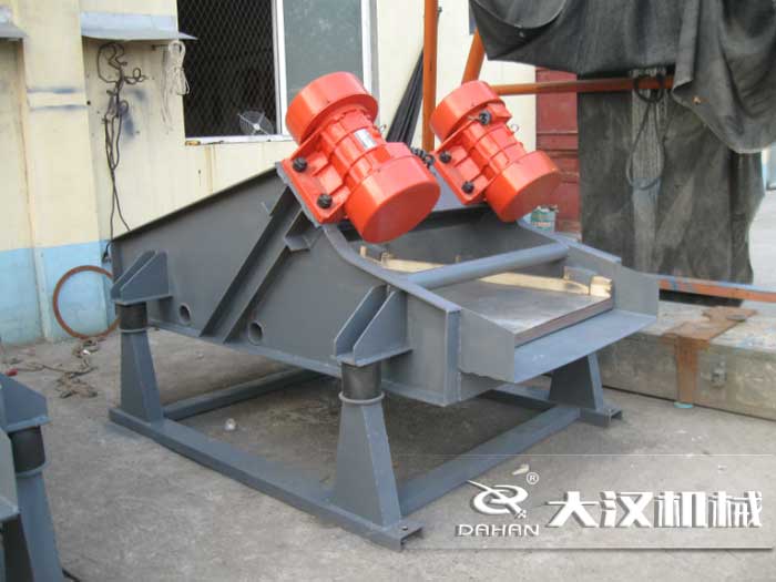 礦用振動篩采用優(yōu)質(zhì)的錳鋼材質(zhì)，主要特點(diǎn)就耐磨性強(qiáng)，對于礦用振動篩來說其，耐磨性是非常重要的。