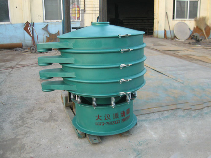 直徑1000型振動篩除了有碳鋼材質其還有不銹鋼+碳鋼，以及全不銹鋼的選擇，用戶可根據用戶物料的性質不同可進行選擇。