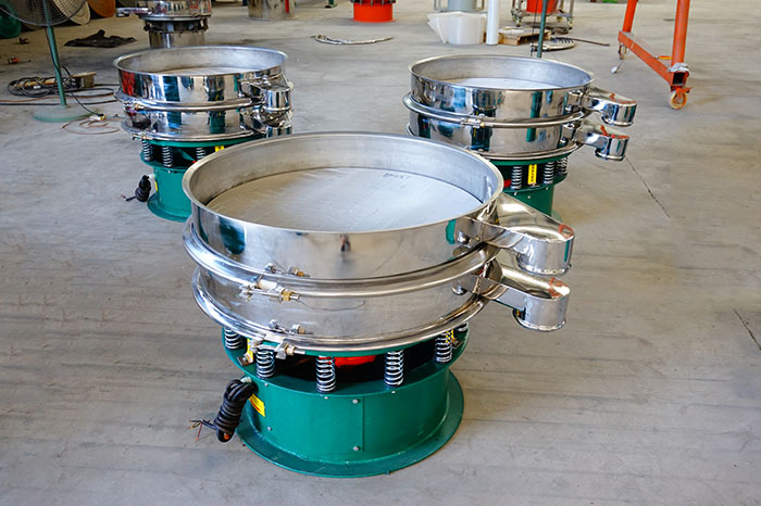 玉米淀粉振動(dòng)篩分機(jī)的特點(diǎn):產(chǎn)品的振動(dòng)頻率高,振幅大,可篩分物料比較廣泛,采用304不銹鋼材質(zhì),對(duì)于物料篩分有一定的優(yōu)勢(shì)。