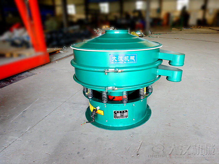  圓形振動(dòng)篩采用碳鋼材質(zhì)價(jià)格便宜，使用便利，篩分效果好。